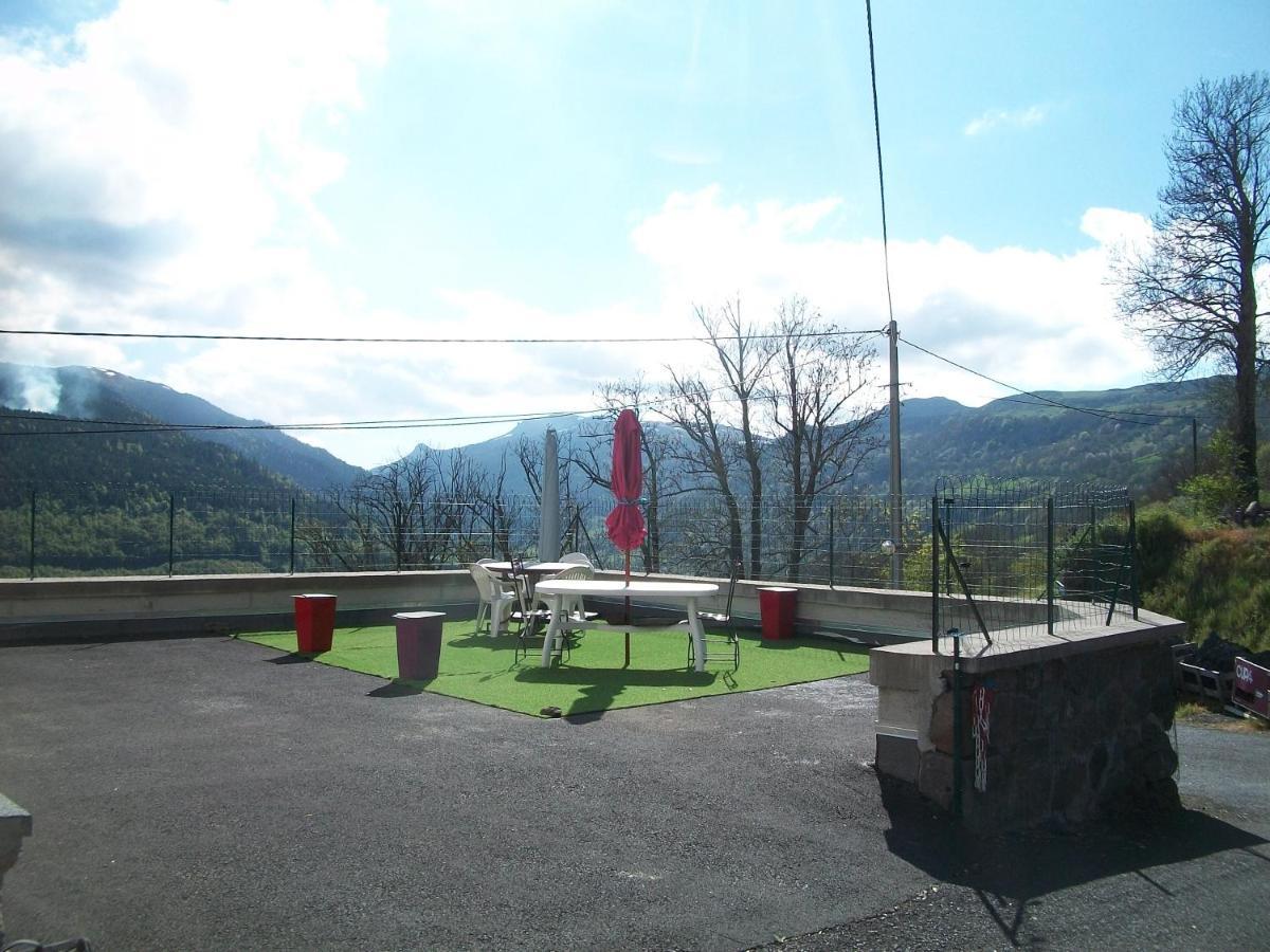Vacances Au Pied Des Monts Du Cantal Laveissiere Luaran gambar