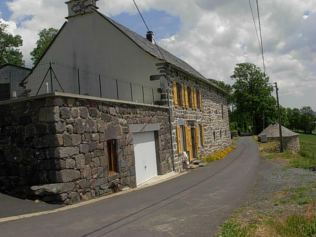 Vacances Au Pied Des Monts Du Cantal Laveissiere Luaran gambar