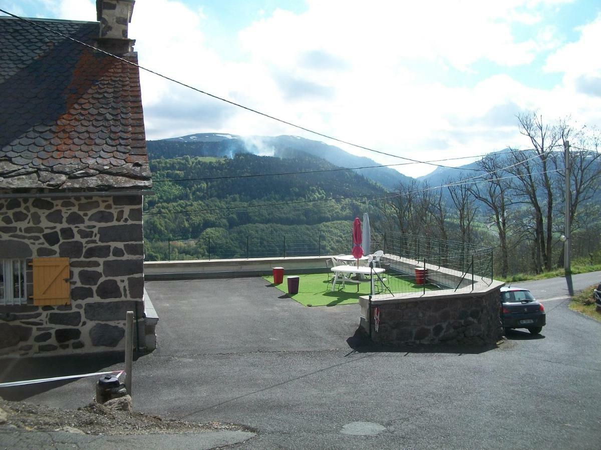 Vacances Au Pied Des Monts Du Cantal Laveissiere Luaran gambar